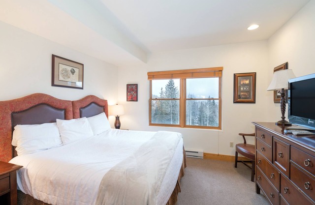 Private and Clean Lock-Off King Room With Lovely Sunset Views