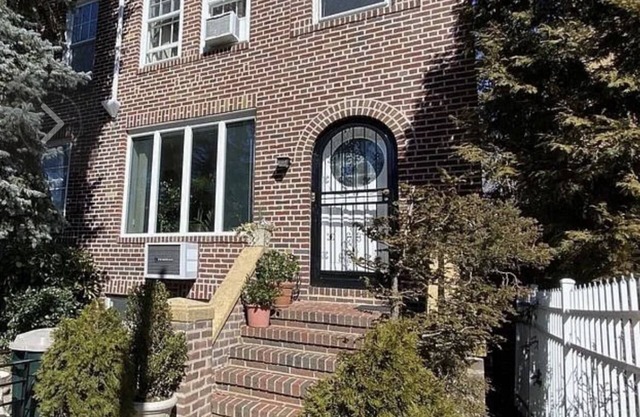 Private Apartment in Bay Ridge Brooklyn NY, with off street parking, near subway