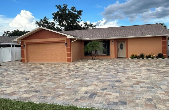 Private apartment with free parking 10 minutes from Tampa International Airport.