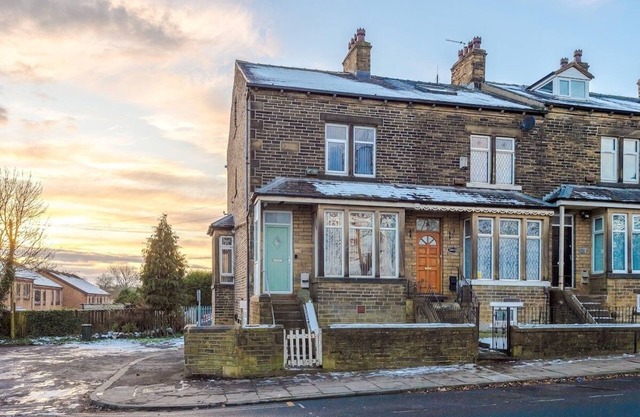 Private Basement Home in Bradford Sleeps 2