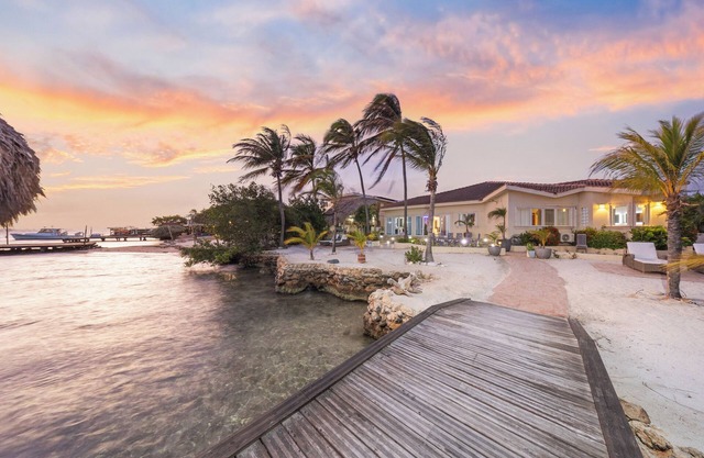 Private Beach * Ocean Front * Boat Dock * Tiki Bar