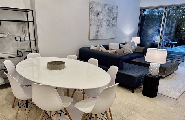 Private, Beautiful Eastside Townhome near UN