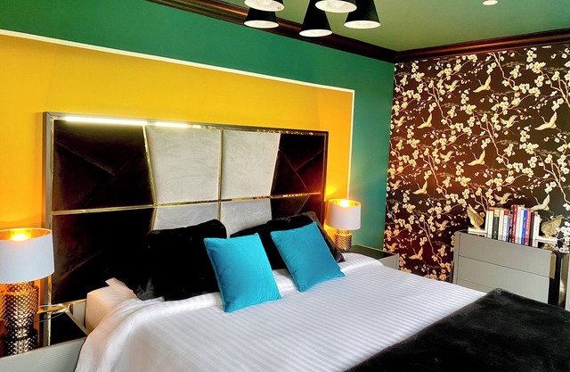 Private Bedroom & Bathroom with Amazing View in Quirky Townhouse