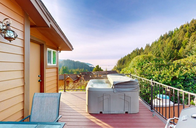 Private cabin close to trails with hot tub, grill, and dazzling ocean views