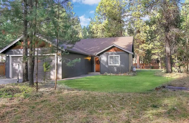 Private cabin, hot tub, dogs welcome, close to river & mountainsnn