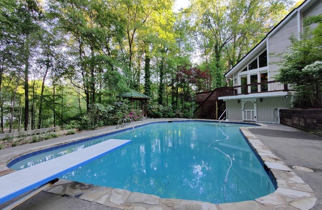 Private Cabin Retreat w/Sauna & Pool - 6 Bedrooms