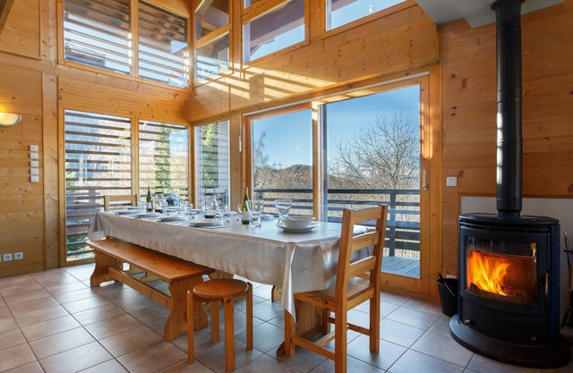 Private chalet for 12 in Montgésin, quiet, near slopes, parking available