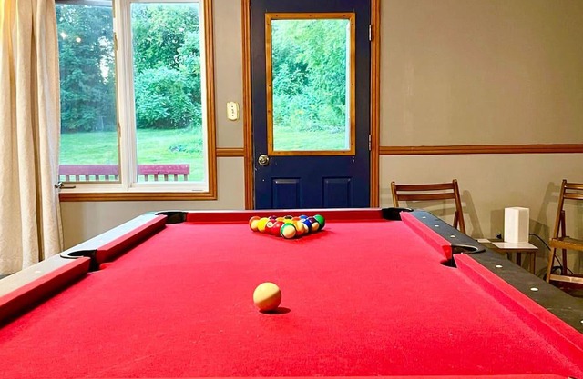 Private cottage on a 3 Acers of land! 3-min from the beach!