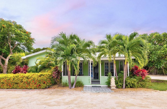 Private Cottage on Bayfront Estate with Pool, Beach, Dockage, Kayaks and More