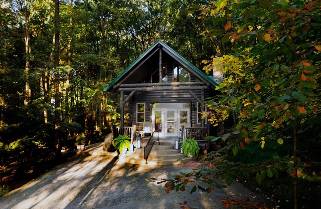 Private Cottage with Fireplace and Hottub