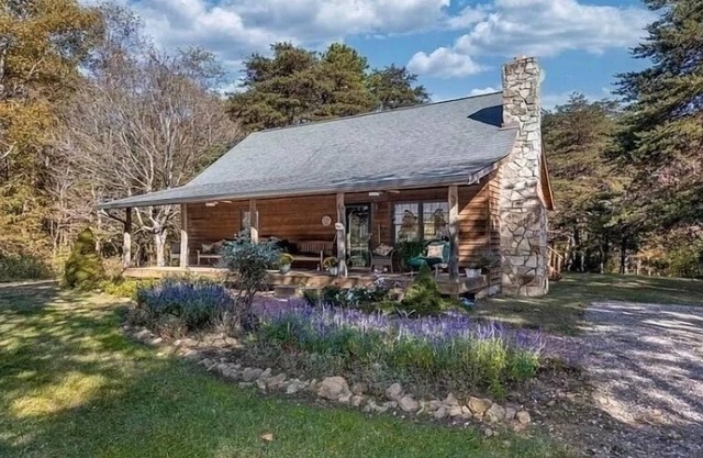 Private Cozy Cabin, Spacious Hot Tub, Fire Pit Hammocks Relax Adventure & Enjoy