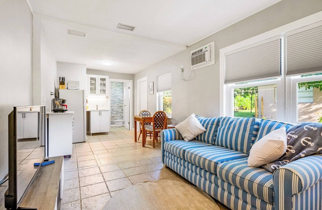 Private cozy studio in sunny Vero Beach. Centrally located to all amenities.