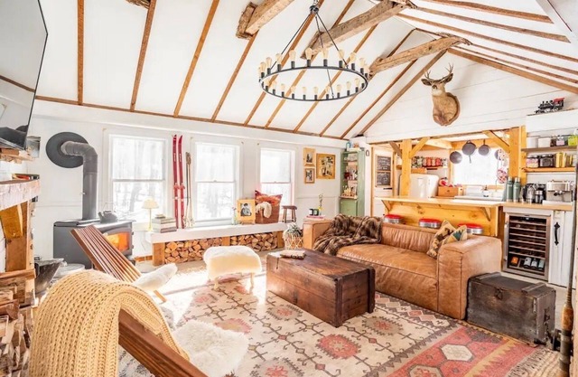 Private Creekside Oasis - hot tub,hiking,breweries!