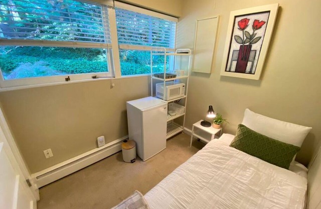 Private cute twin bedroom in Cedar Woods!