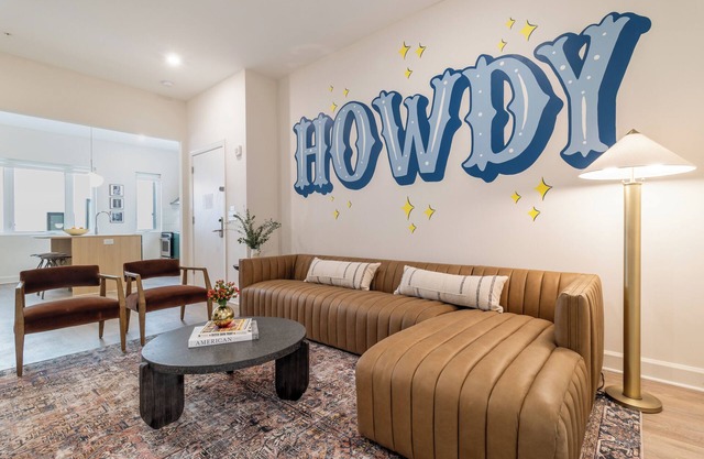 Private Deck | 5 Mins to Broadway | The Conway