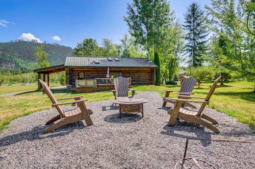 Private Deck Dog-Friendly Arlington Cabin