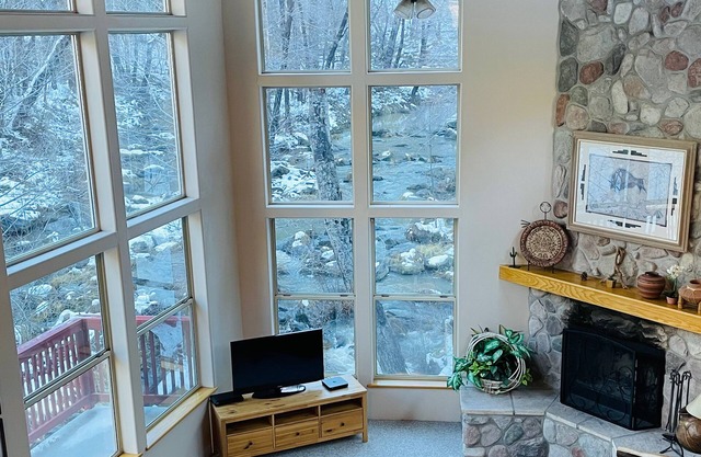 Private Deck ON THE CREEK Oak Creek 3 BR Home Canyon Views, Close to Sedona