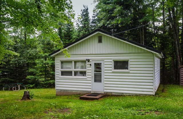 Private Deluxe Lakeside Cottage, Fishing, Snowmobiling, Hunting, Boats, Hot Tub