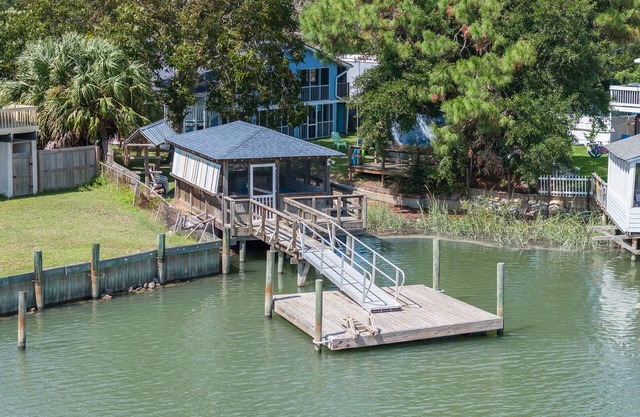 Private dock & Screened dock house. Dog-friendly! Tidal Creek views