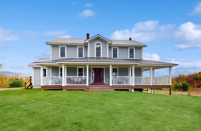 Private Dog-friendly home: w/hot tub, fireplace, mountain views & trails