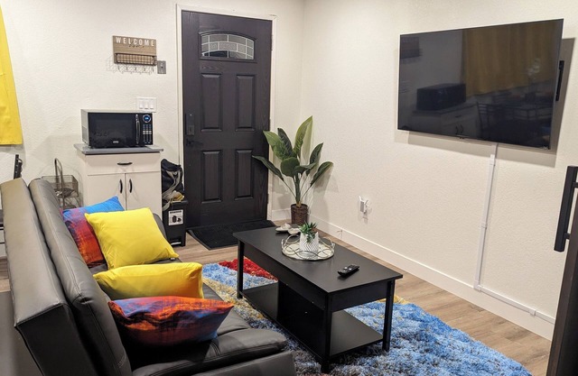 Private entrance guest house very peaceful. 15 min from downtown Sacramento