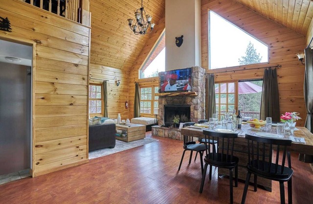 Private Escape! No Better than Our Relaxing Deck, High Above Street, 3BR w/Game Loft w/Arcade Game