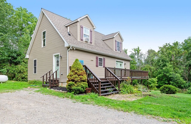 Private escape with hot tub, large deck, game room, scenic views & fast WiFi