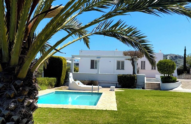 Private Family Villa with Pool & Garden, 3km from Beach, Relaxing Location