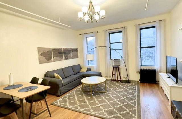 Private floor thru 1 bed apartment in Townhouse
