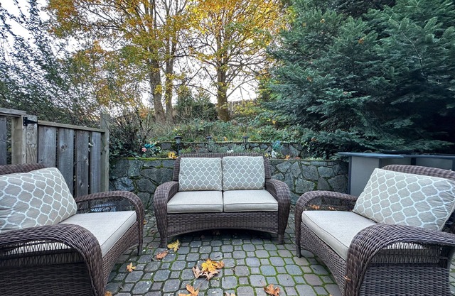 Private garden suite close to key travel routes. Pet-friendly.