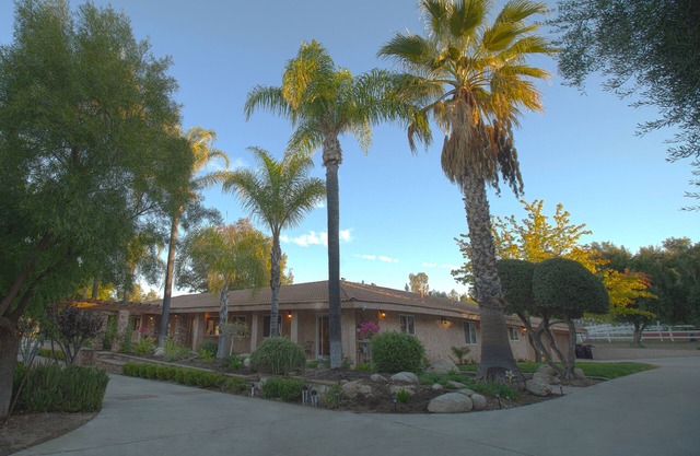 Private gated vineyard on Temecula wine trail - Pool, 24/7 Heated Spa, CLEAN!