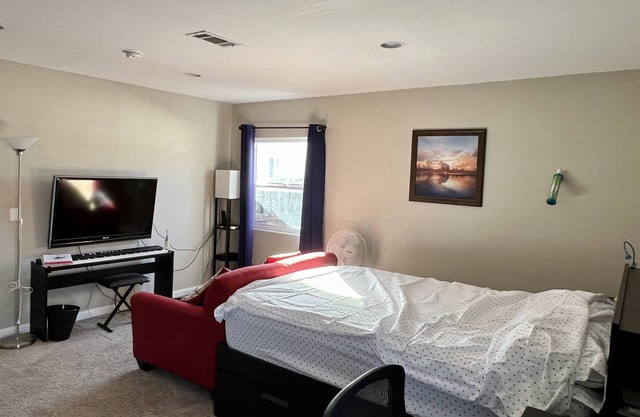 Private Guest Suite with private bath and kitchen near beach, LA downtown