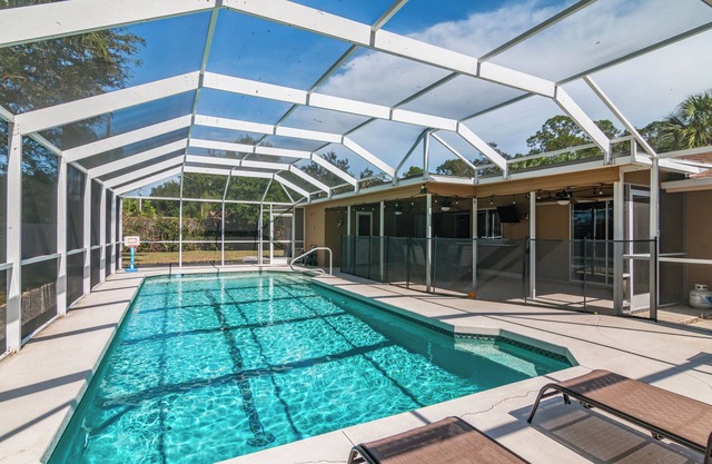 Private heated pool home mins to beaches and down town Sarasota Pet friendly