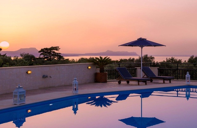 Private Holiday Villa With Amazing Views & Large Private Pool (Rithymna Mansion)