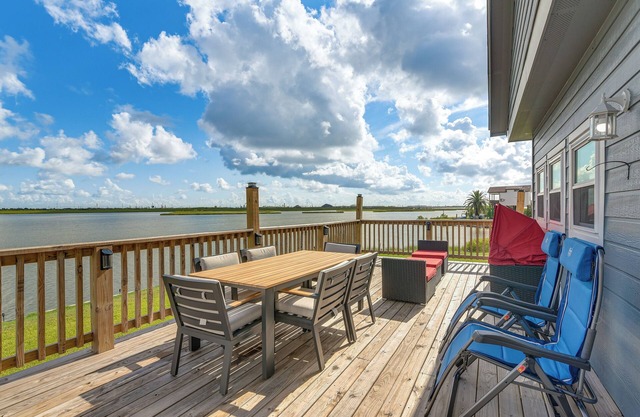 Private Home on Lagoon w/Views in Hitchcock!