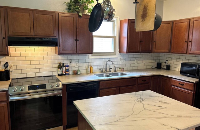 Private home with full gym in Gordon Square neighborhood, 5 minute walk to beach