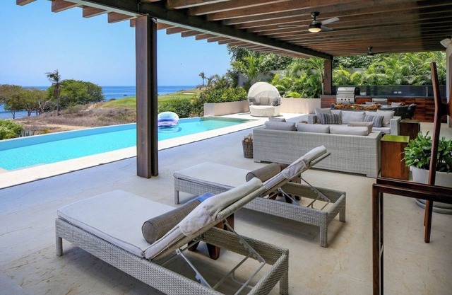 Private home with pool. 2 Nicklaus golf courses. Plenty of amenities & activity