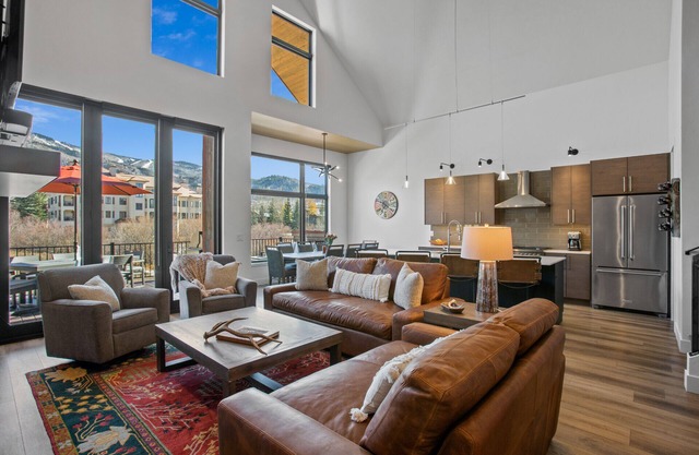 Private Hot Tub, A/C, Luxury Home, Office Space, 1 Minute to Wildhorse Gondola