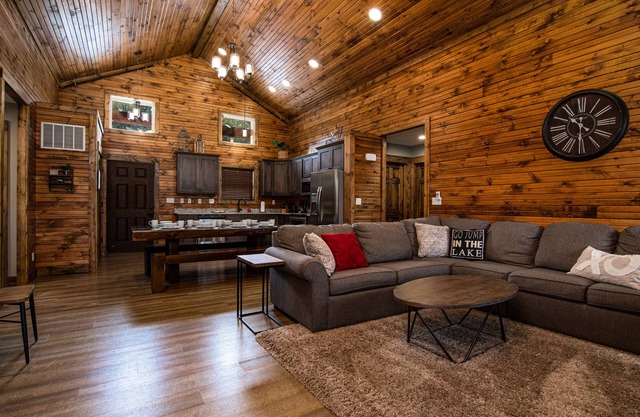 Private hot tub-close to community pool-Pet frndly