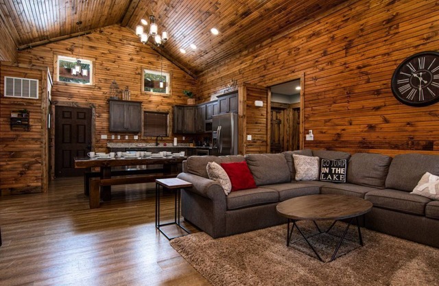 Private hot tub, close to community pool