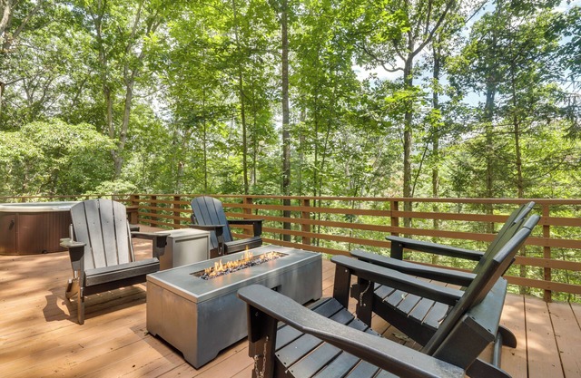 Private Hot Tub & Fire Pit: Family Broadway Cabin