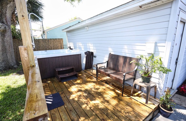 Private Hot Tub Oasis/Comfy Home 6 Min Dr to Beach