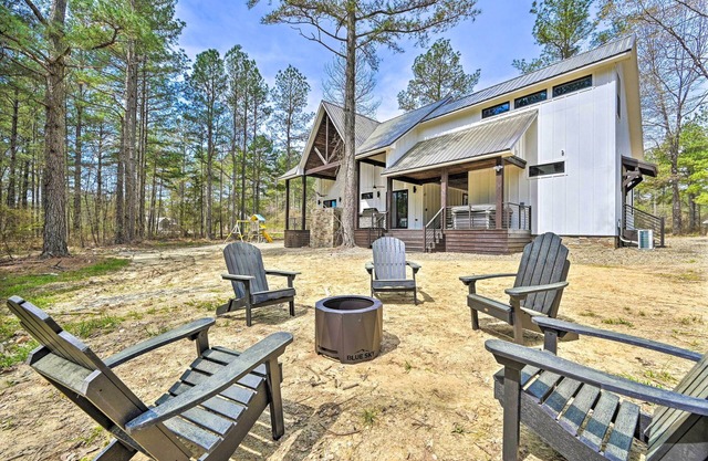 Private Hot Tub, Outdoor Fireplace: Broken Bow Gem