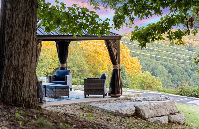 Private Hot Tub, Pool, Fire Pit, Lake, Games! Close to SDC, Shows, Shopping