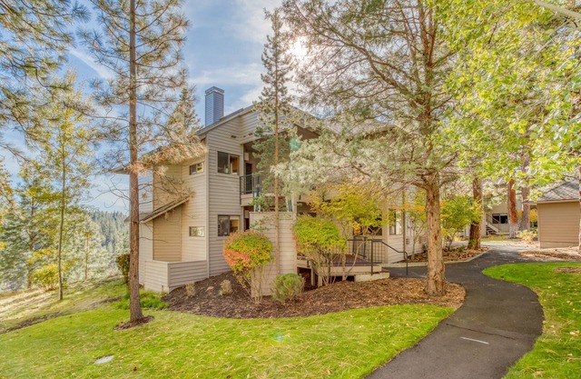 Private, Hotel Style Room, Queen bed at Desirable Mount Bachelor Village Resort