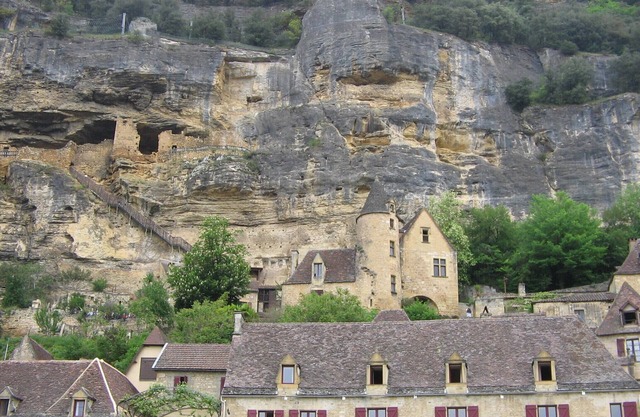 Private house, outbuildings, wooded park, between Quercy and Perigord Black