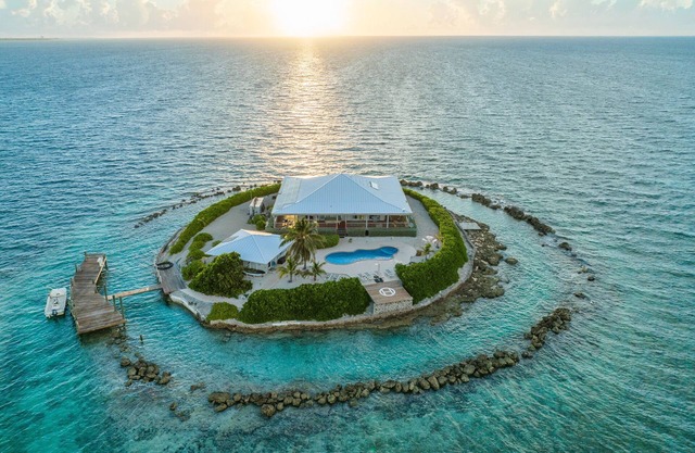 Private Island Getaway: Luxury Villa, Pool, Dock, Ocean Views in FL Keys
