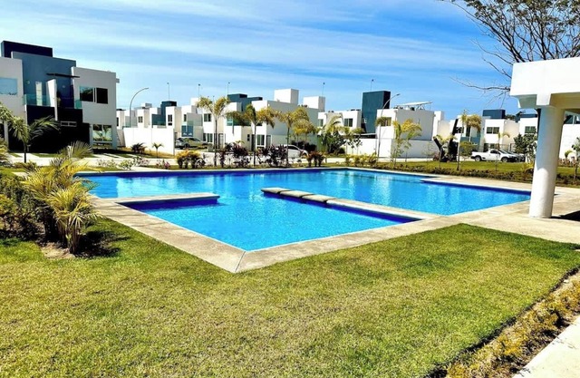 Private jacuzzi and pool 2 level house