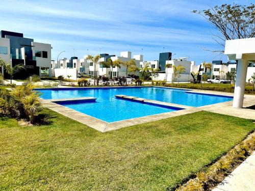 Private jacuzzi and pool 2 level house