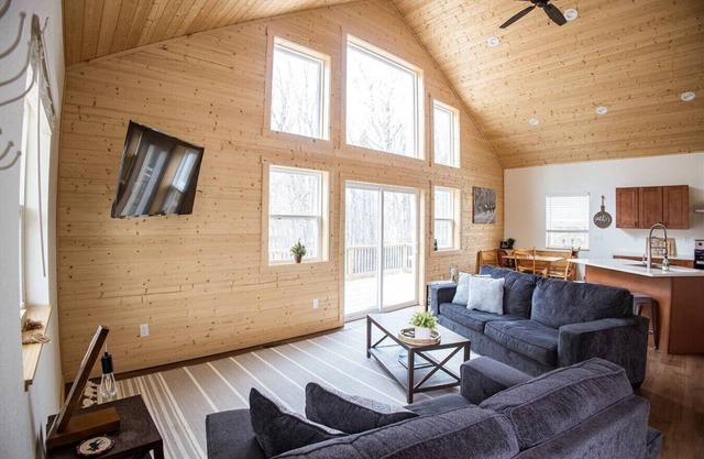 Private Lake Access! Kayaks&Paddleboards! Sleeps9!